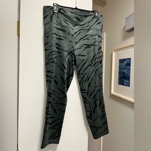 Athleta leggings gray and black with pockets.